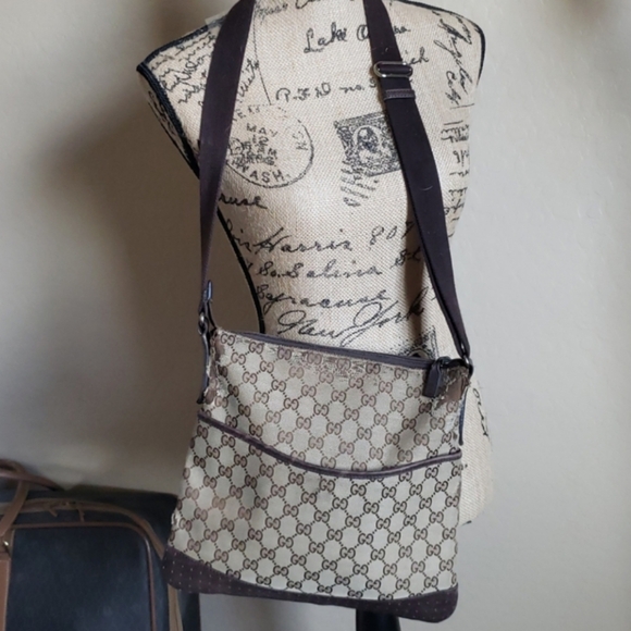 Gucci Handbags - Preloved Gucci crossbody bag 😎